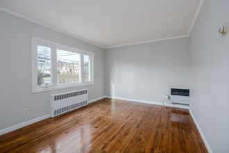 152 Charles St, Unit Floor 1 in Lynbrook, NY - Building Photo - Building Photo