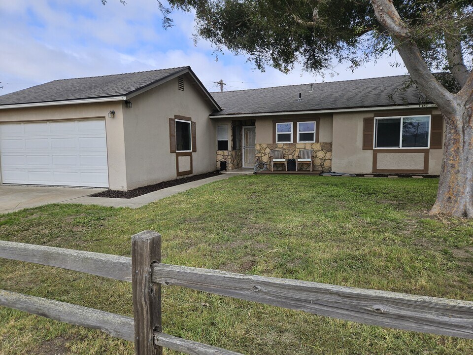 100 N Y St in Lompoc, CA - Building Photo