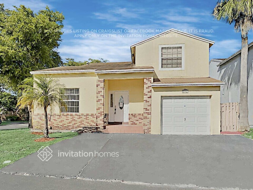 8216 NW 192nd Terrace in Hialeah, FL - Foto de edificio