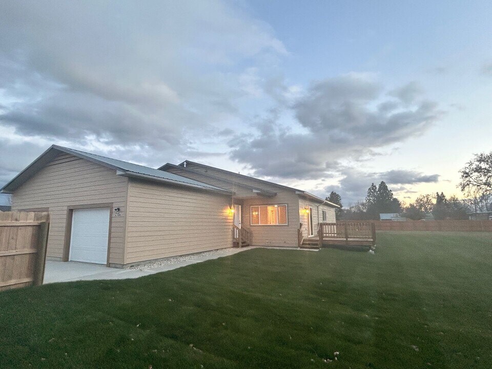 215 A Tyra Lea Ln in Hamilton, MT - Building Photo