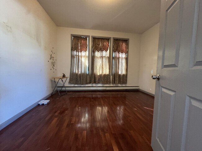 16 E Bidwell Ave, Unit 1 in Jersey City, NJ - Building Photo - Building Photo