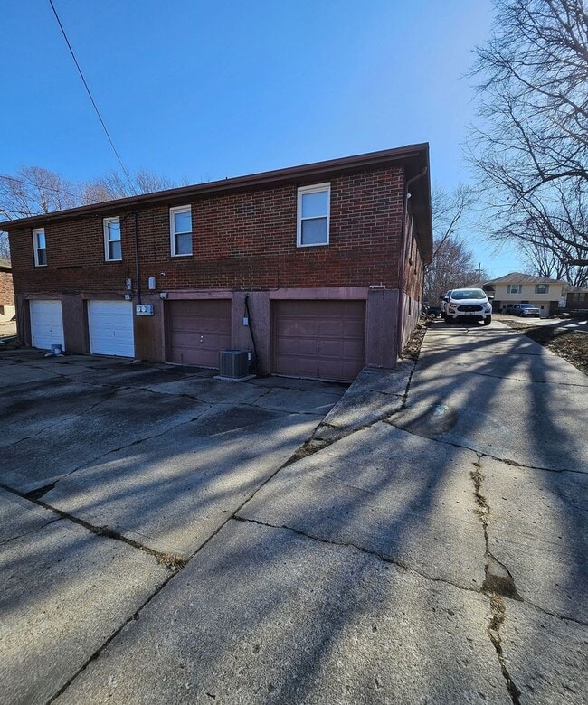 1029-1031 SW Kingscross Rd in Blue Springs, MO - Building Photo - Building Photo