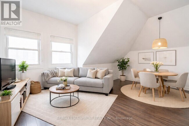 80 St Clair Ave in Hamilton, ON - Building Photo - Building Photo