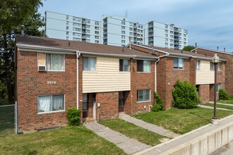 Oakview Heights in Toronto, ON - Building Photo - Building Photo