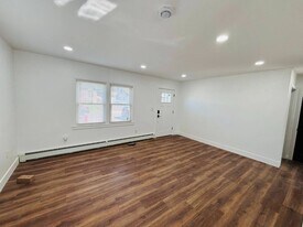 72 Singworth St, Unit 1 in Oyster Bay, NY - Building Photo