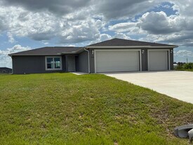 7038 Lotus Cir in La Belle, FL - Building Photo