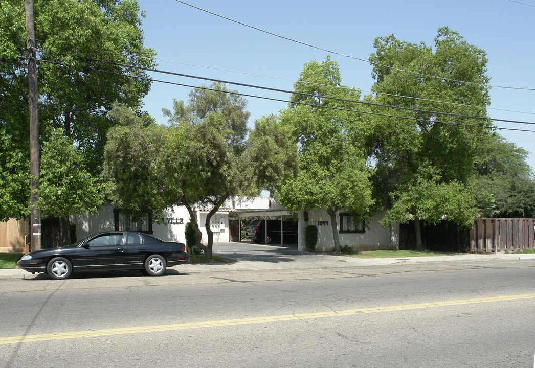 1049 S Frankwood Ave in Reedley, CA - Foto de edificio