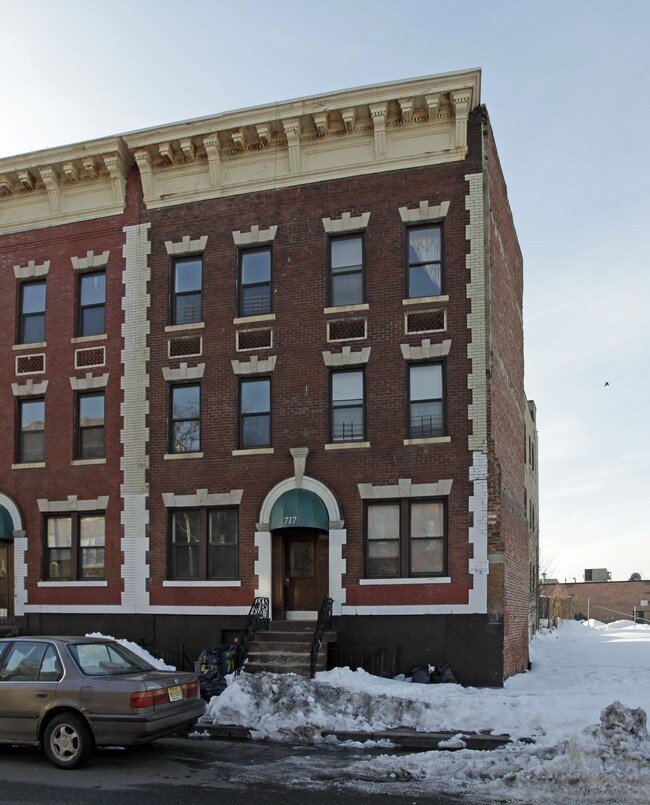 717 Ocean Ave in Jersey City, NJ - Foto de edificio - Building Photo