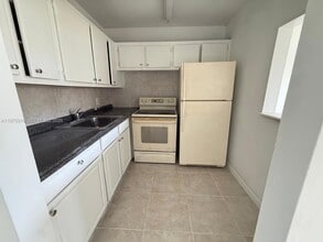 210 Canterbury J, Unit 2100 in West Palm Beach, FL - Building Photo - Building Photo