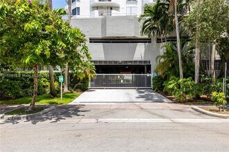 1621 Bay Rd, Unit 906 in Miami Beach, FL - Foto de edificio - Building Photo