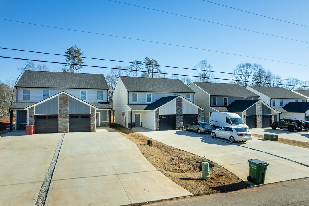 653-699 Neighborhood Rd in Wellford, SC - Building Photo