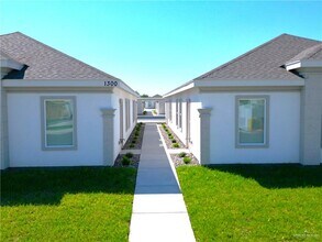 25 Shavano Dr in Edinburg, TX - Building Photo - Building Photo