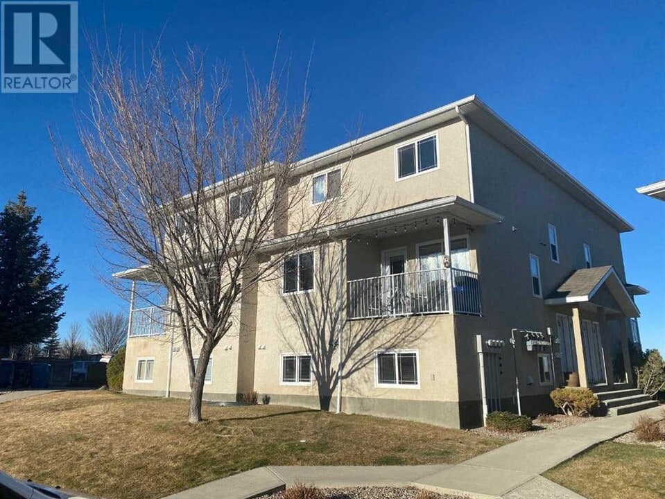 23-23 Highlands Pl W in Lethbridge, AB - Building Photo