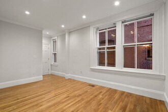244 Beacon St, Unit 1B in Boston, MA - Foto de edificio - Building Photo