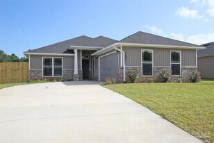 5621 Peach Dr in Milton, FL - Building Photo