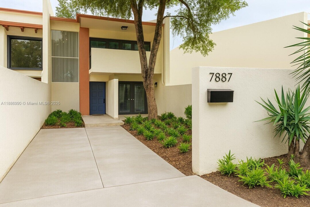 7887 SW 105th Pl in Miami, FL - Building Photo