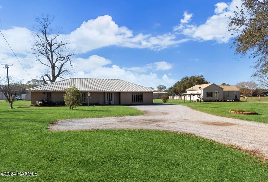 616 E Broussard Rd in Lafayette, LA - Building Photo