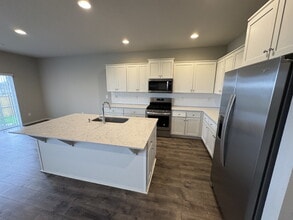 7035 N 94th Ave in Camas, WA - Foto de edificio - Building Photo