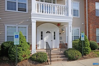 1052 Glenwood Station Ln in Charlottesville, VA - Foto de edificio - Building Photo