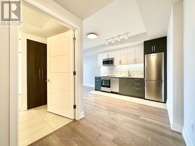 2525 Bathurst St in Toronto, ON - Building Photo - Building Photo