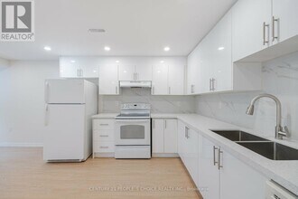 5654 Dolmite Heights in Mississauga, ON - Building Photo - Building Photo