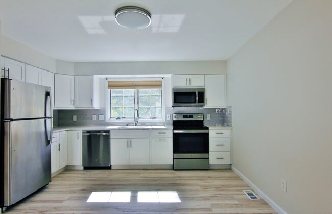14 Dora St in Stamford, CT - Building Photo - Building Photo