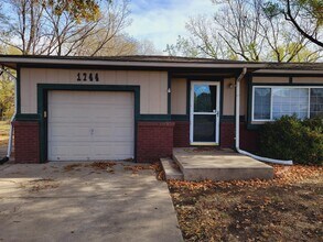 1744 S Lark Ln in Wichita, KS - Foto de edificio - Building Photo