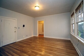 2354-2362-2362 SW Cactus Dr in Portland, OR - Building Photo - Building Photo