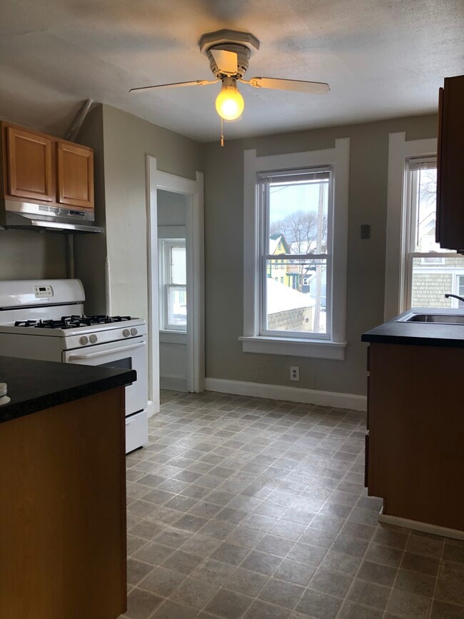 2370 S Woodward St, Unit UPPER in Milwaukee, WI - Foto de edificio - Building Photo