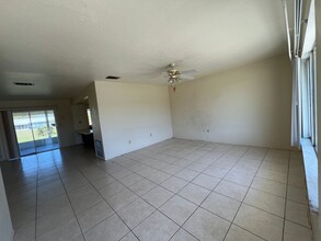 2491 Shenandoah St in North Port, FL - Foto de edificio - Building Photo