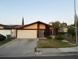 2617 Auburn Ct in Bakersfield, CA - Building Photo