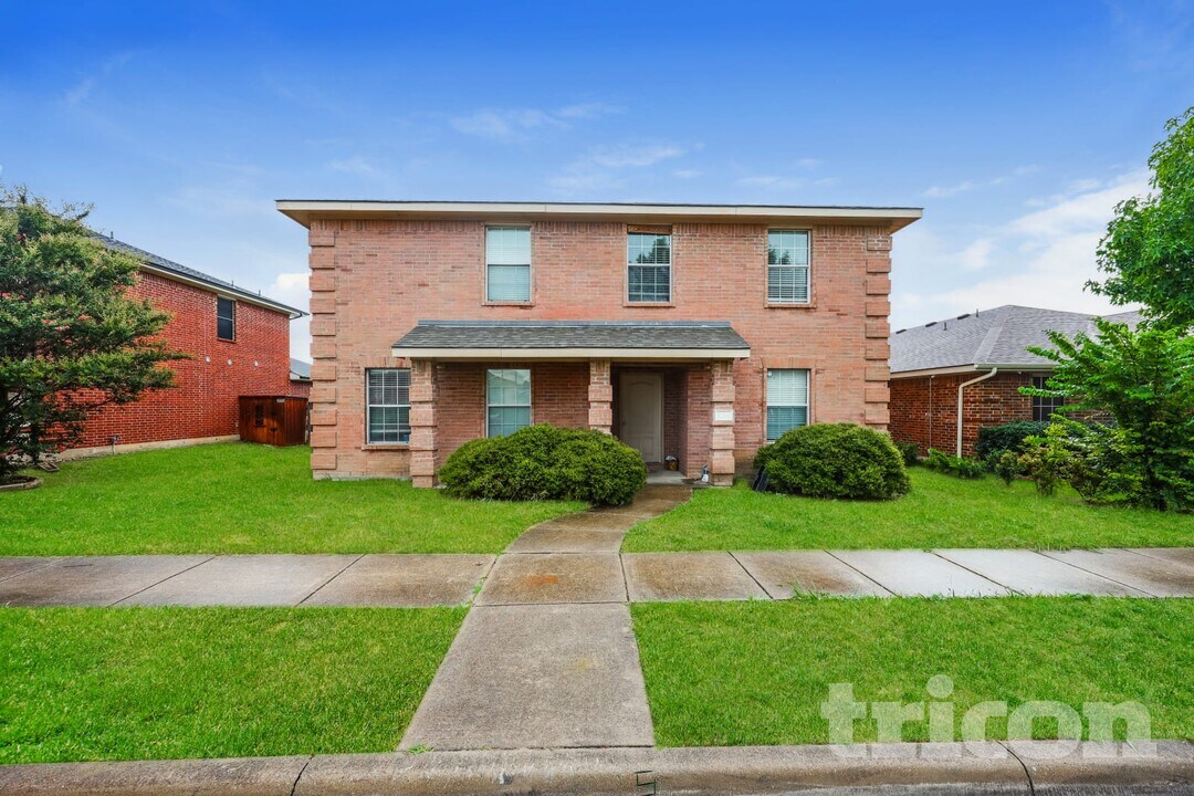 834 Smokey Oak Dr in Lancaster, TX - Building Photo