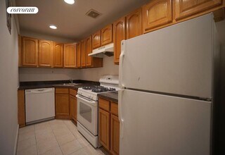 305 E 56th St in New York, NY - Building Photo - Building Photo