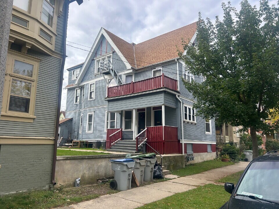 131 E Lloyd St in Milwaukee, WI - Building Photo