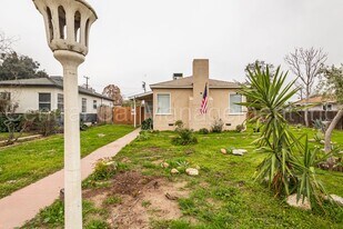 27 Quincy St in Bakersfield, CA - Building Photo