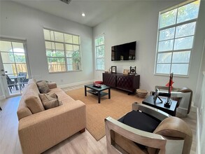 11339 NW 71st St in Doral, FL - Building Photo - Building Photo