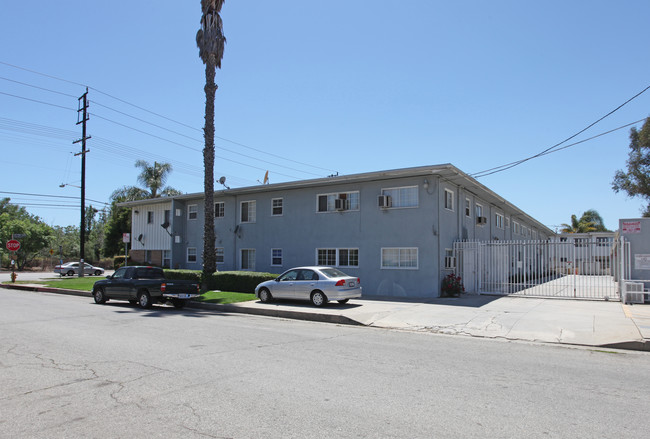 15907 Victory Blvd in Van Nuys, CA - Building Photo - Building Photo