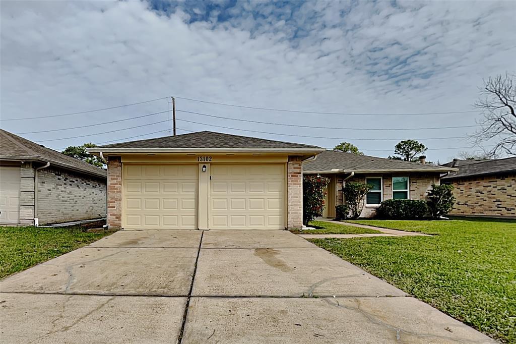 13102 Kingsmill Dr in Sugar Land, TX - Building Photo