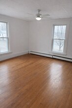 152 Main St, Unit Unit 3 in Madison, ME - Foto de edificio - Building Photo