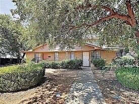 919-921 W Rochelle Rd in Irving, TX - Building Photo