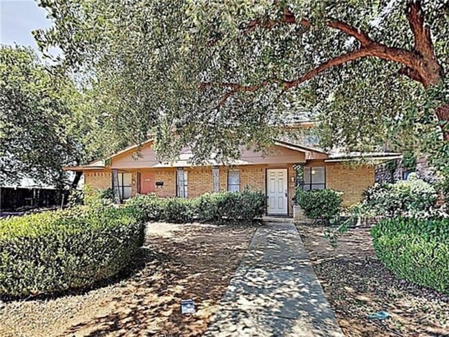 property at 919-921 W Rochelle Rd