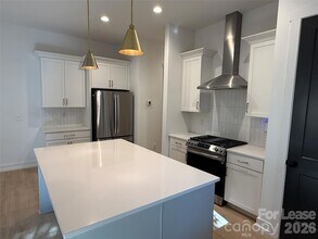 612 Ambassador St in Charlotte, NC - Foto de edificio - Building Photo