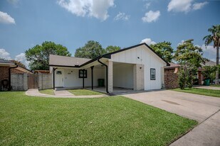 4606 Meadowood Dr in Baytown, TX - Building Photo