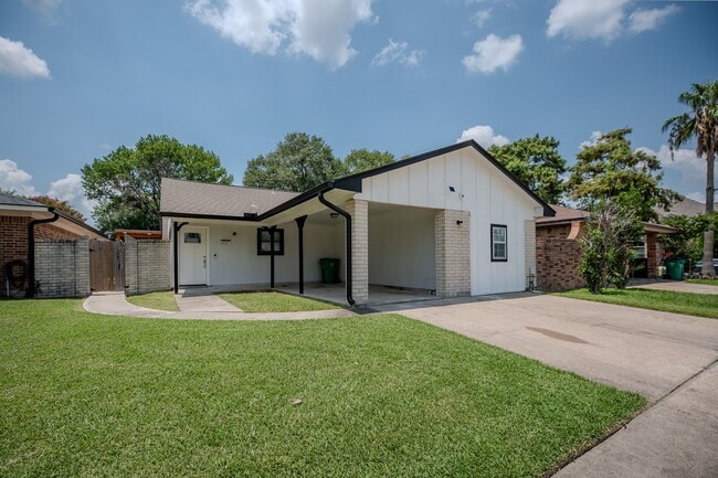 property at 4606 Meadowood Dr