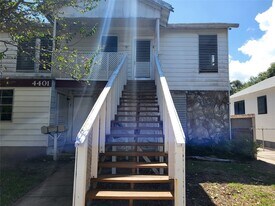 4401 Ave Q 1/2 in Galveston, TX - Building Photo