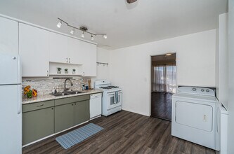 4821 Jumano Ave in San Diego, CA - Foto de edificio - Building Photo