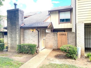 12562 Newbrook Dr in Houston, TX - Building Photo - Building Photo