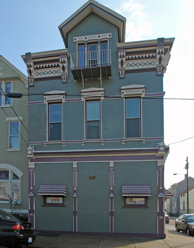 402 E 9th St in Newport, KY - Foto de edificio - Building Photo