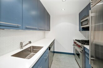 106 Central Park S in New York, NY - Building Photo - Building Photo