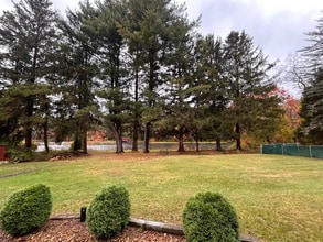 24 1/2 Pine St in Ware, MA - Foto de edificio - Building Photo